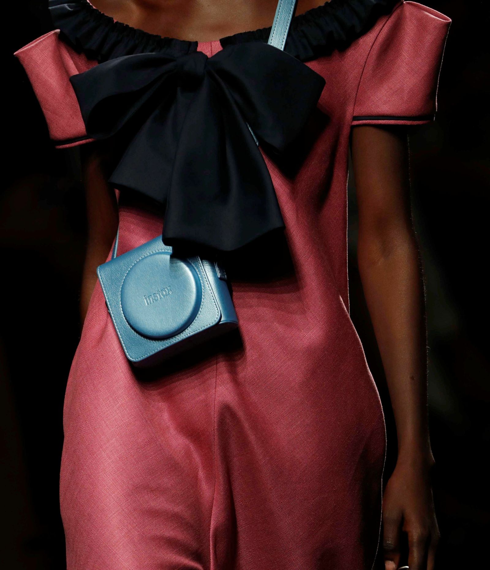 Detalle de lazada en vestido de Devota&Lomba.