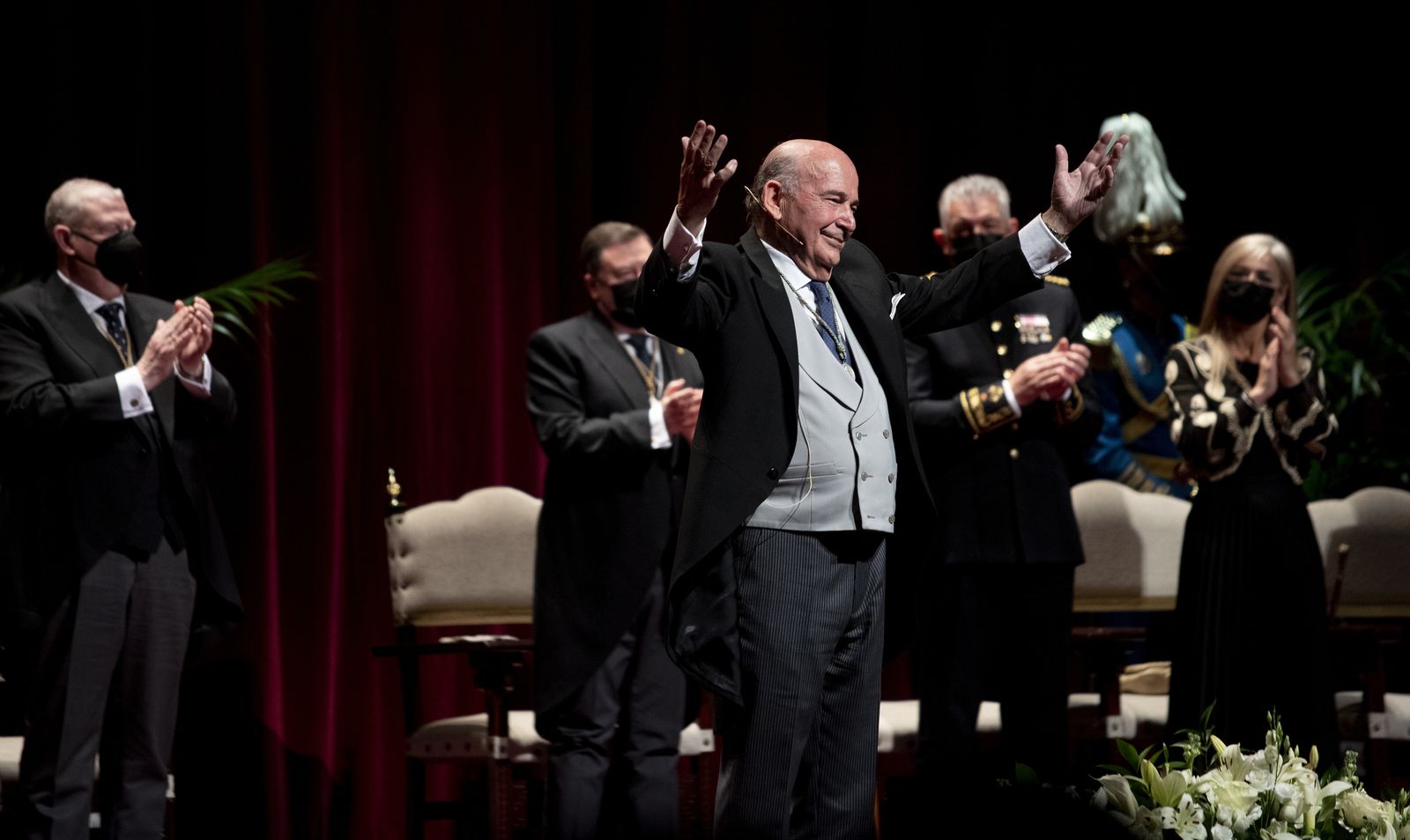 Julio Cuesta recibe los aplausos tras pronunciar el Pregón.