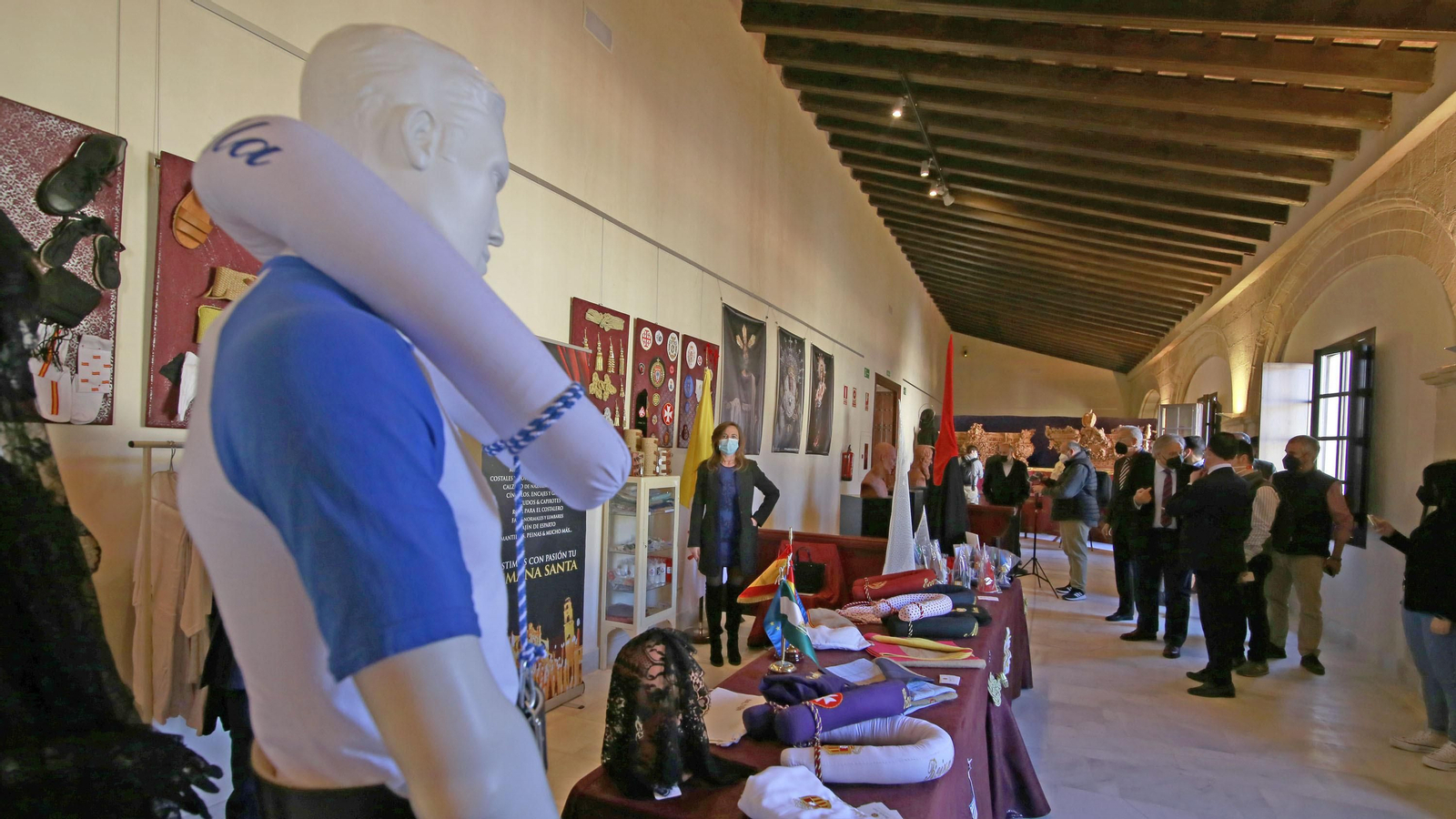 Imágenes de la magna exposición de las cofradías en Los Claustros