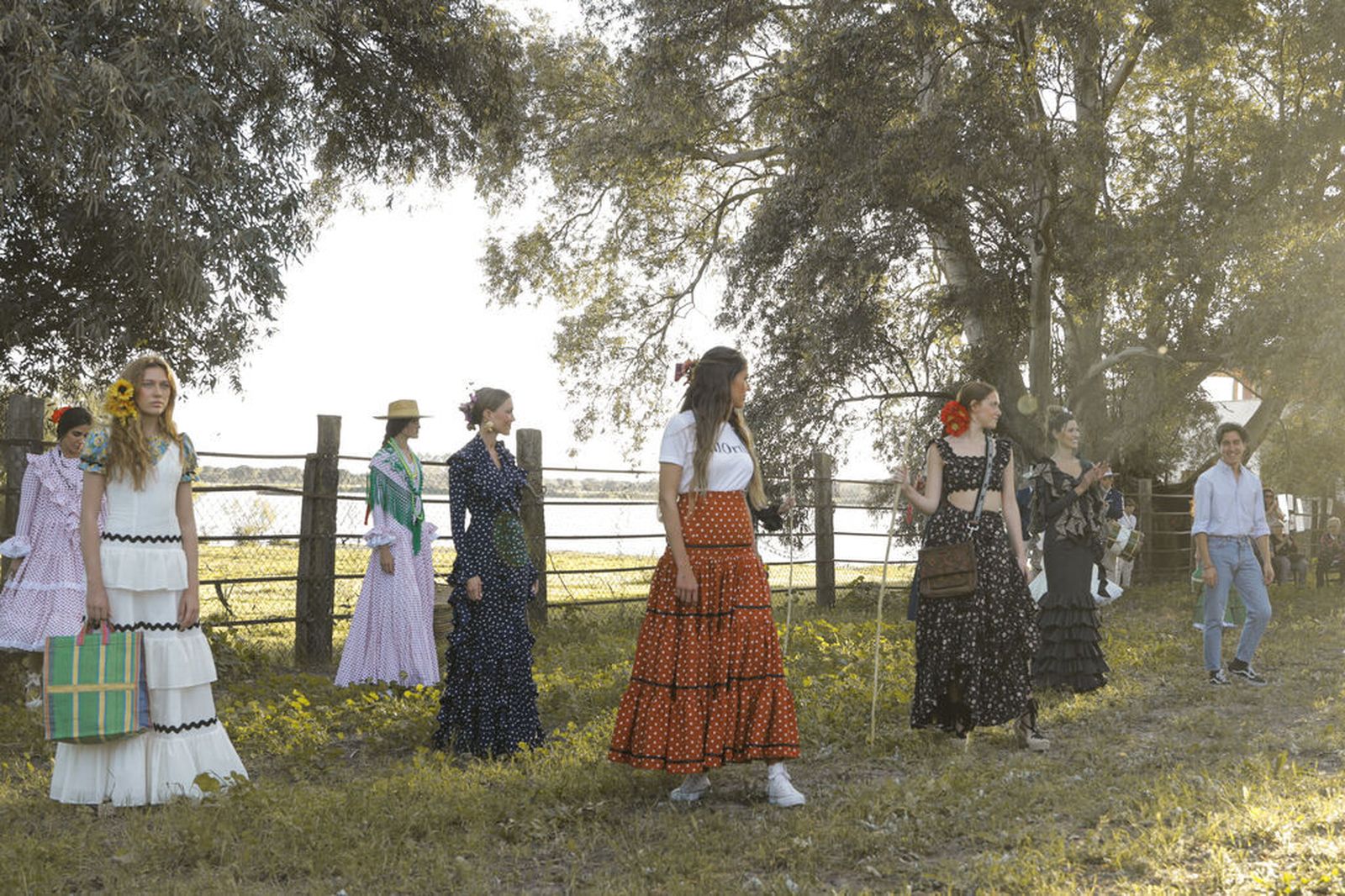 Las mejores imágenes del desfile de moda flamenca del diseñador Gil Ortiz en El Rocío