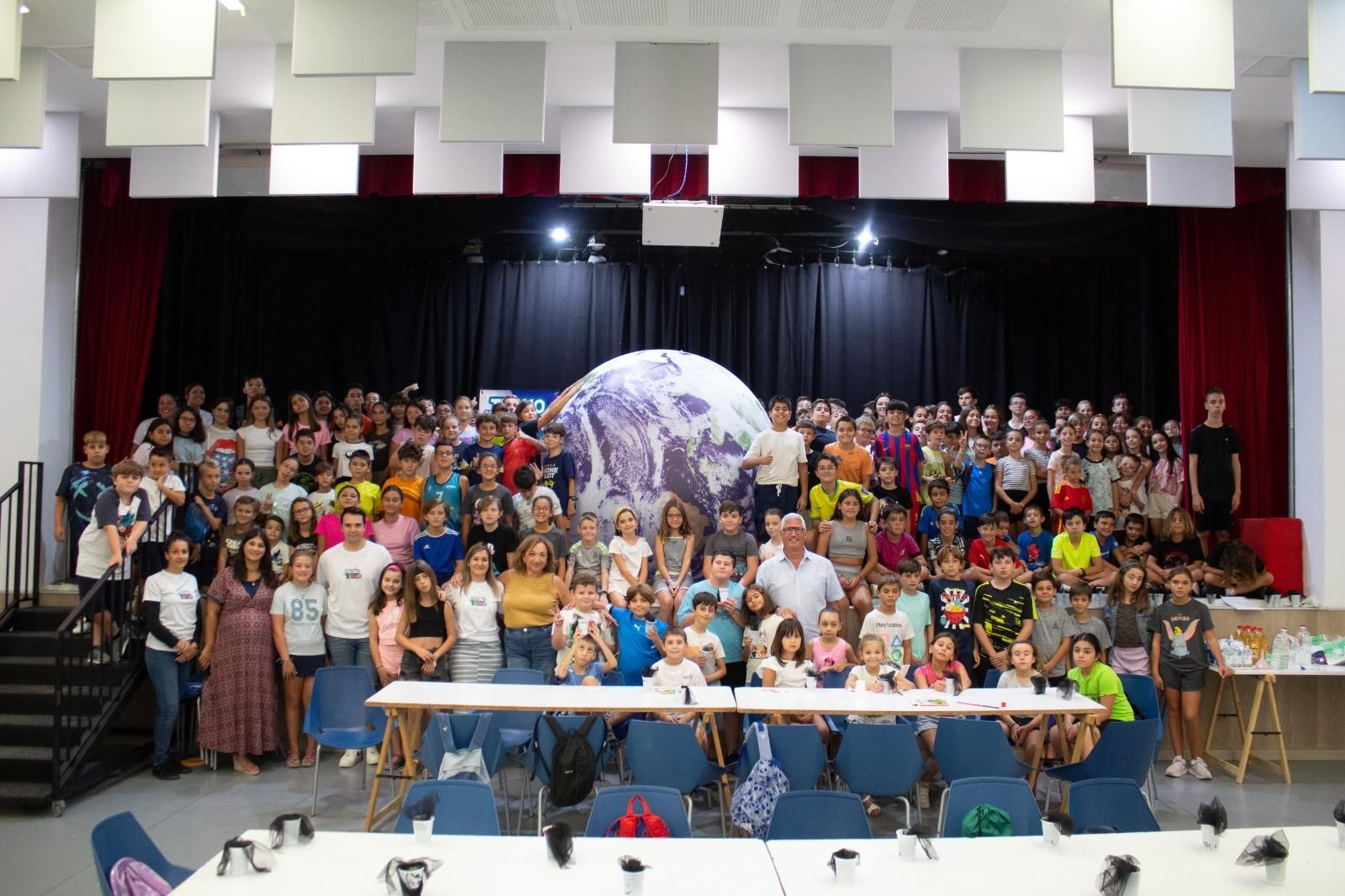 Foto de familia de los participantes en Tecnotribu con el alcalde y las concejalas.