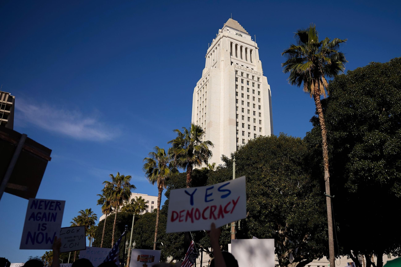 Miles de manifestantes contra Trump y Musk en EEUU: "¡Quita tus manos!"