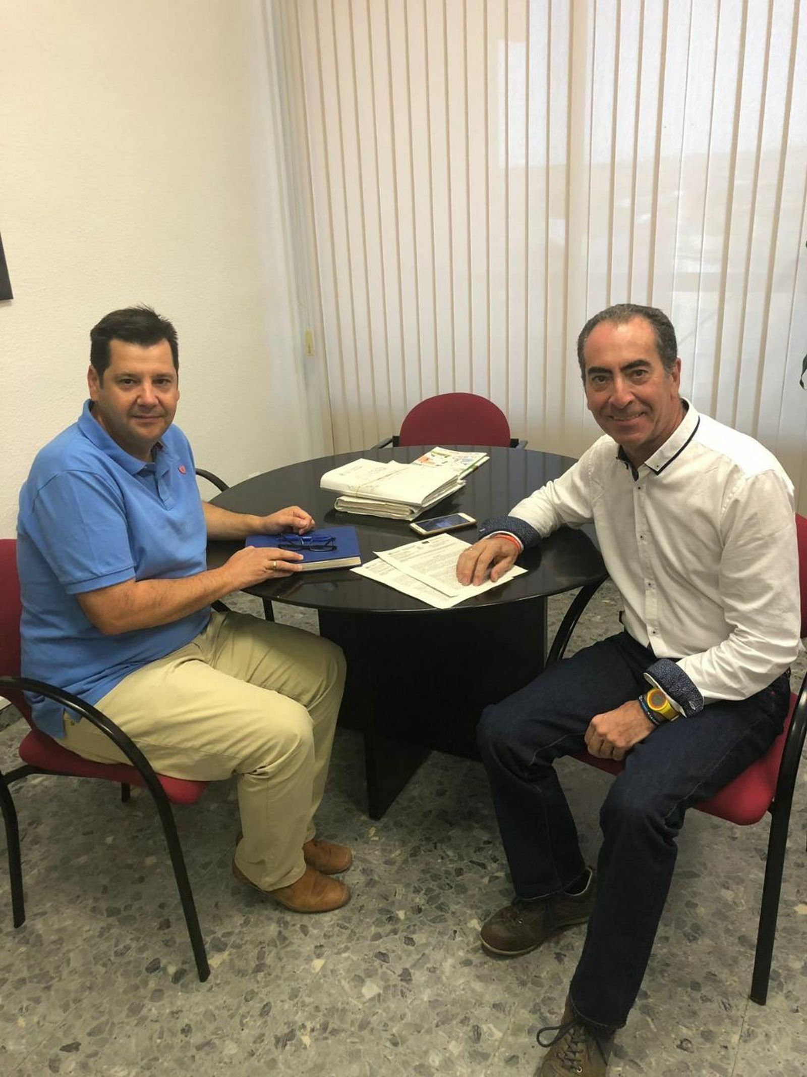 El Ayuntamiento firma el contrato para equipar la cocina del Centro de Servicios Sociales La Foggara.