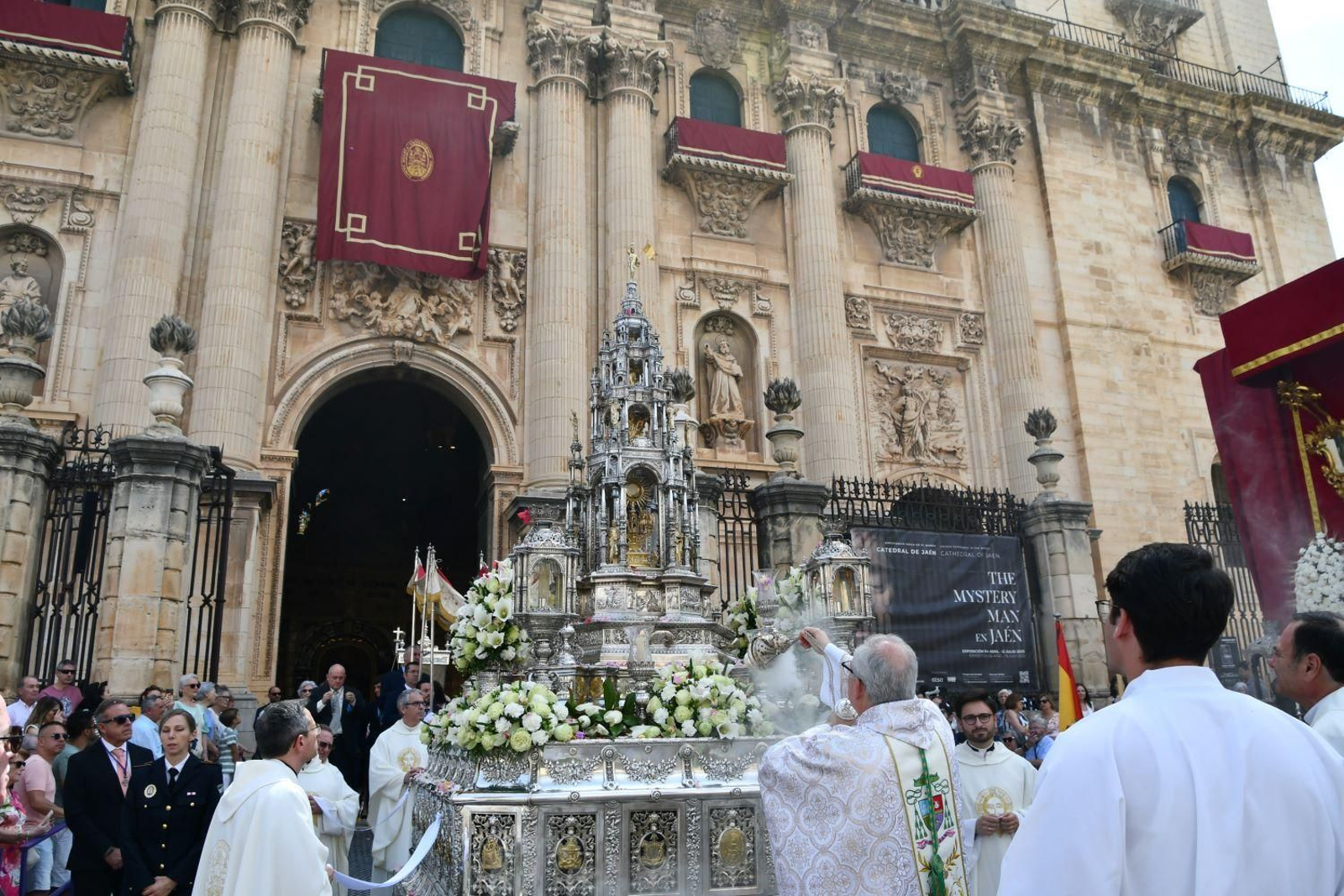 El Santísimo Sacramento llena de esperanza el corazón de los fieles jiennenses, en imágenes