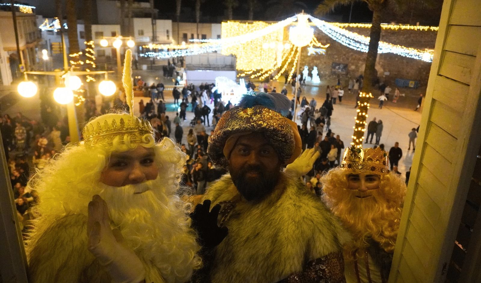 Imágenes de la cabalgata de Carboneras: más de 1.700 caramelos repartidos