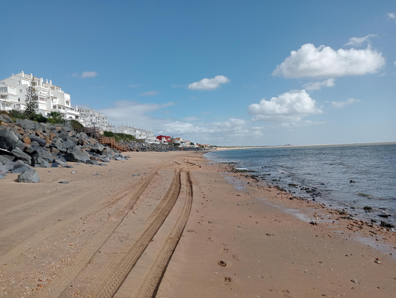 Imágenes de la playa de El Portil tras el temporal de viento y lluvia de ayer en Huelva