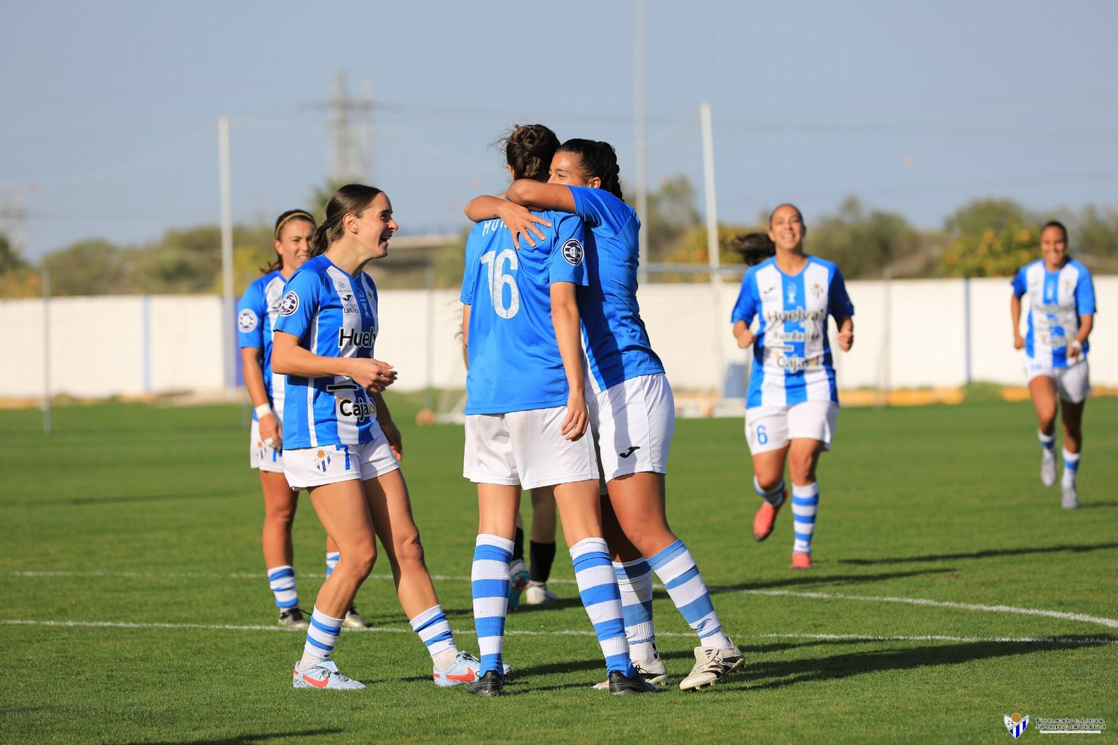 Las jugadoras del Sporting celebran un gol.