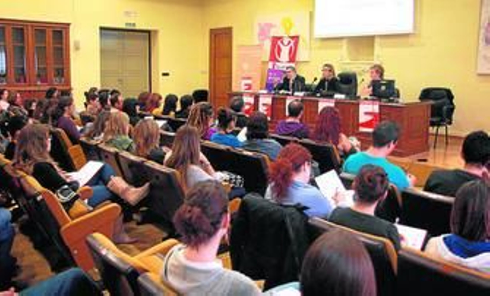 Ayer intervinieron en las ponencias Fanny Curet, de Save the Children, y Miguel Ángel López,  de la Unidad Orgánica de la Policía Judicial de Granada.