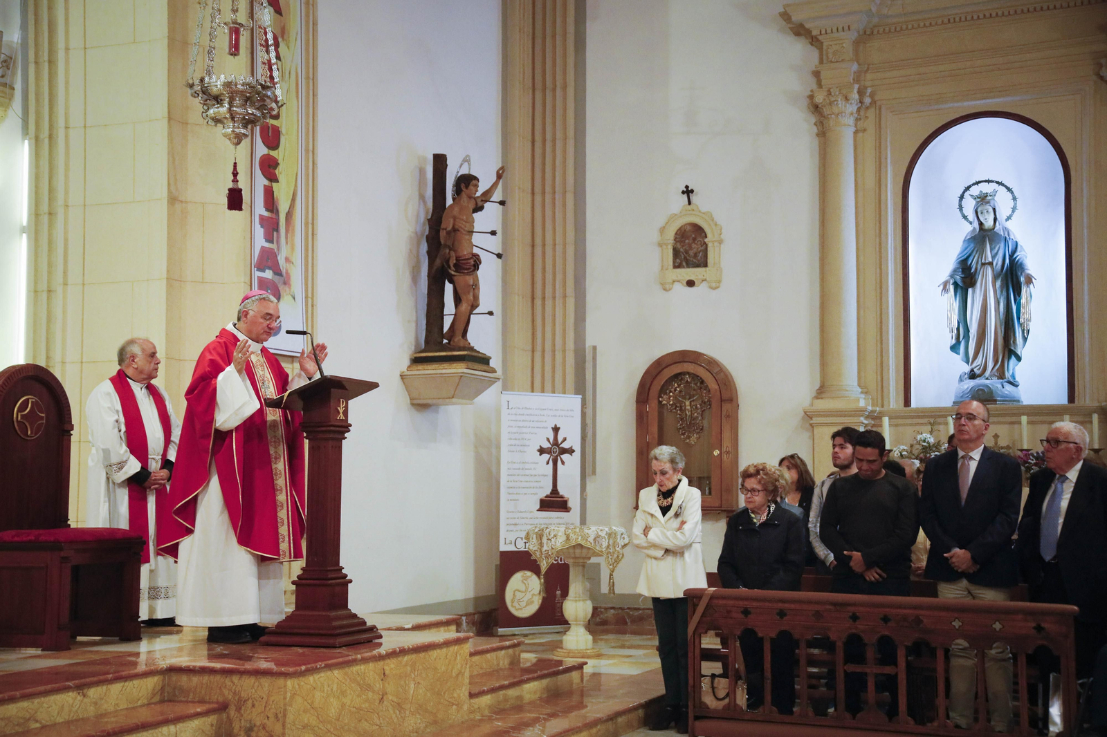 Así fue el Lignum Crucis en la Iglesia San Sebastián, en imágenes