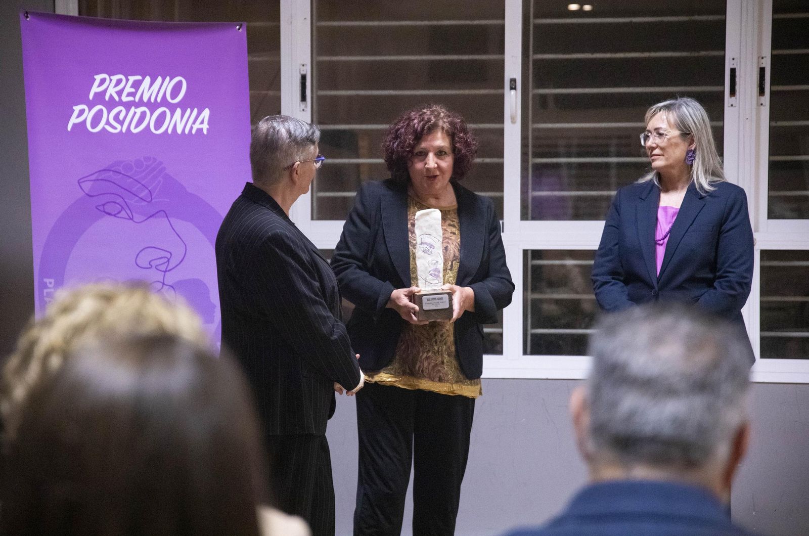La Plataforma de Acción Feminista en Almería rinde homenaje a las mujeres de la Desbandá con su II Premio ‘Posidonia’ a Loli Sierra, vicepresidenta de la Asociación Memorialista de la Desbandá, en imágenes