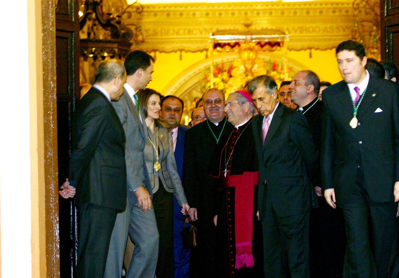 Don Felipe y Doña Letizia, en la puerta de la parroquia de Almonte durante su visita en 2006.