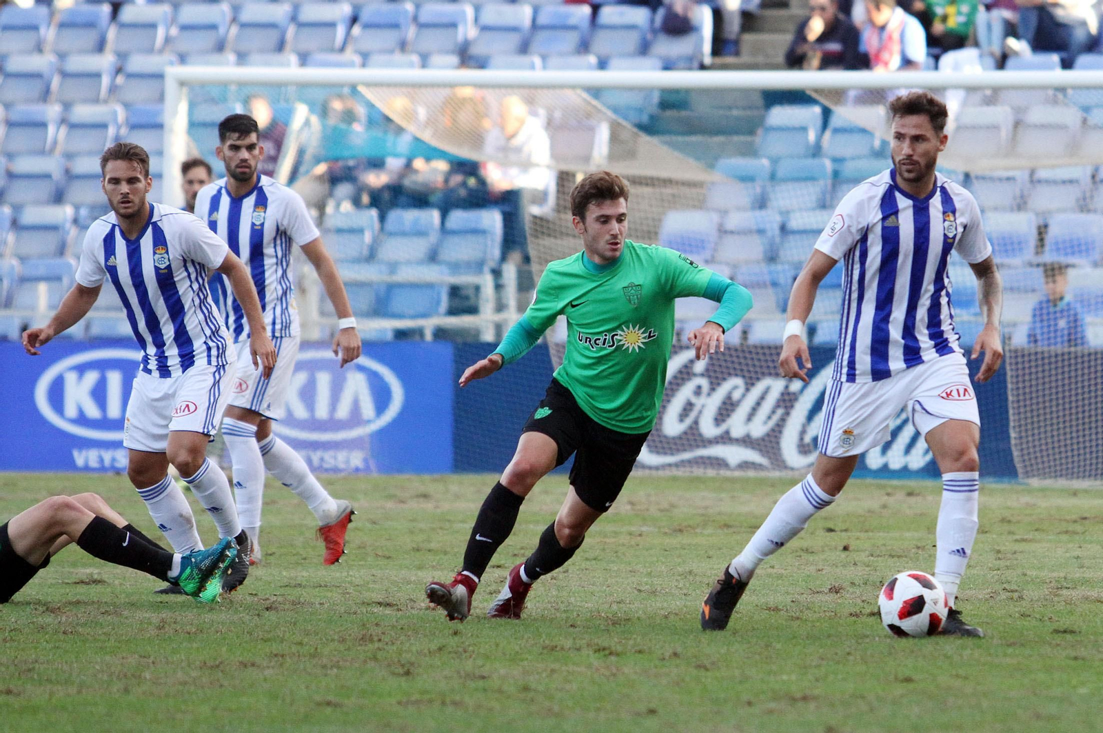 Israel Puerto observa en segundo plano cómo Iván González saca la pelota en el choque contra el Almería B del domingo pasado.