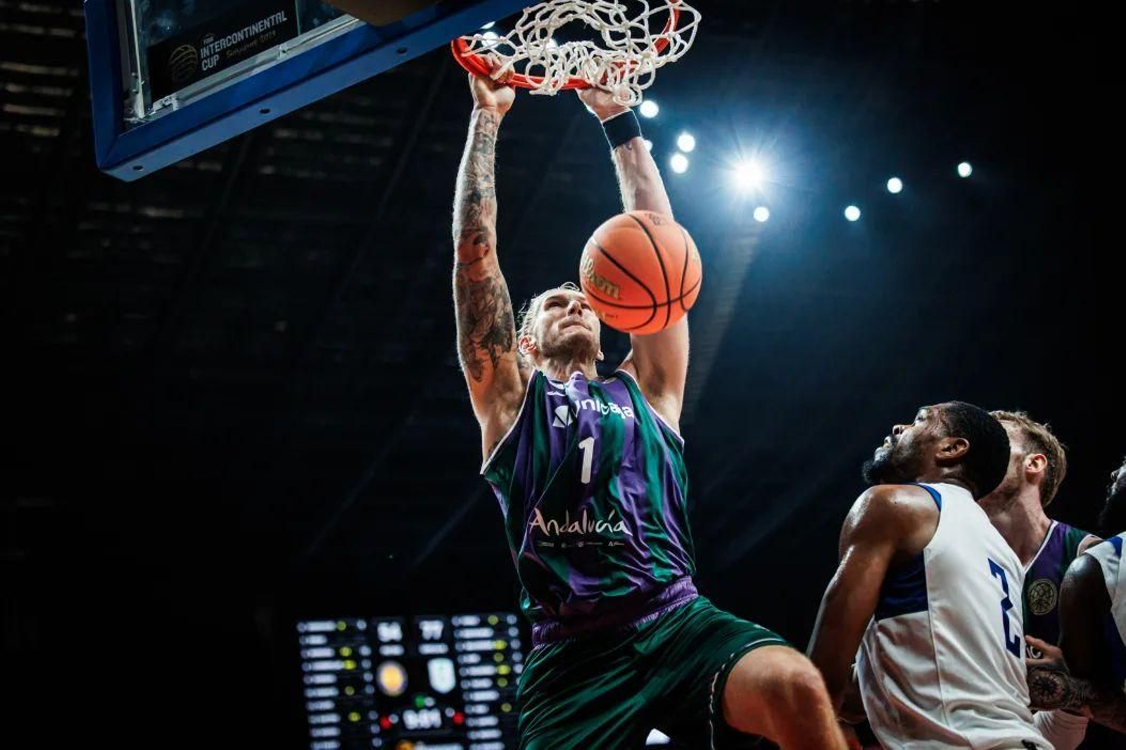 Osetkowski machaca el aro.