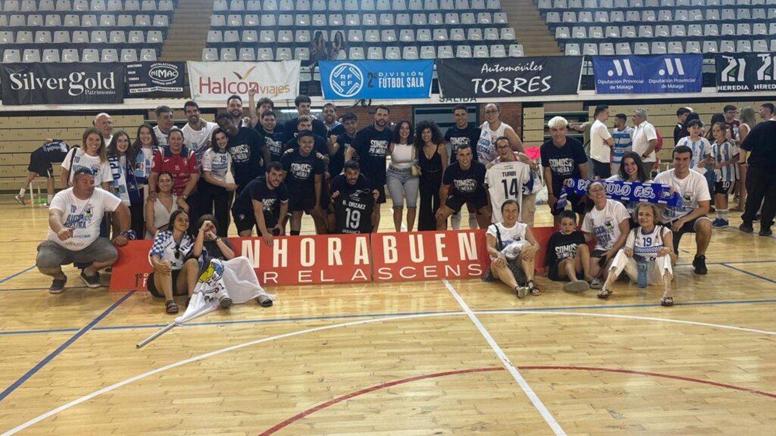 Foto de familia del equipo ferrolano tras el ascenso en tierras malagueñas.