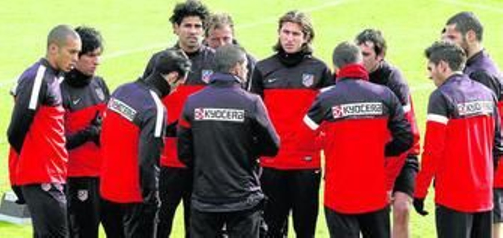 Simeone charla rodeado de sus jugadores en un entrenamiento en Majadahonda.
