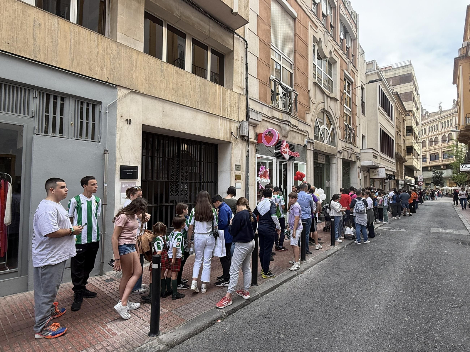La afición del Córdoba CF enloquece con Álex Sala y Albarrán en el centro de la ciudad