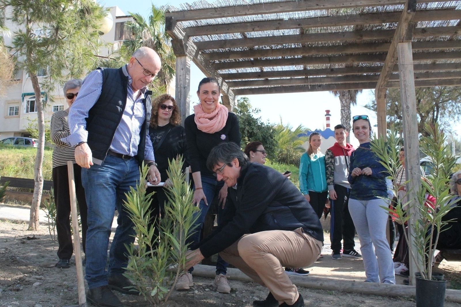 El alcalde también ha plantado un árbol.