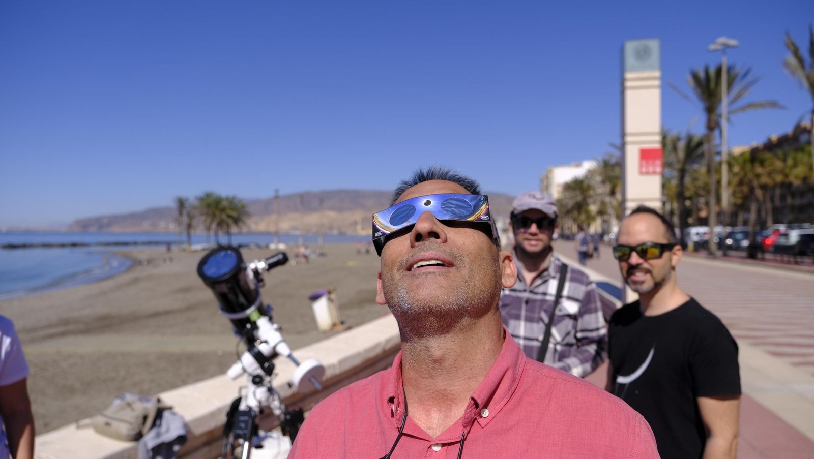 Almería observa el eclipse solar desde el Paseo Marítimo, en imágenes