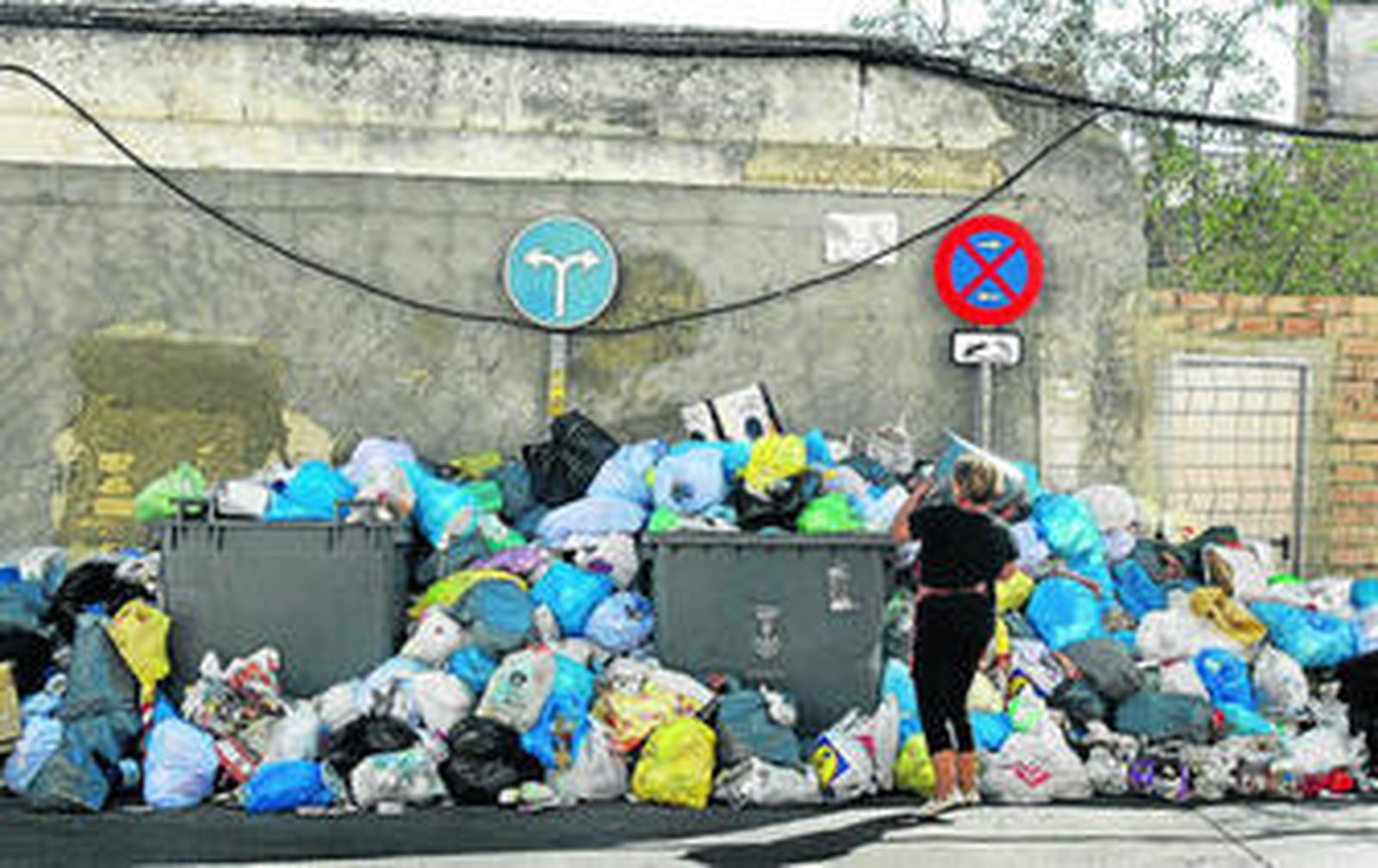 La plantilla de FCC tardará aún varios días en retirar toda la basura
