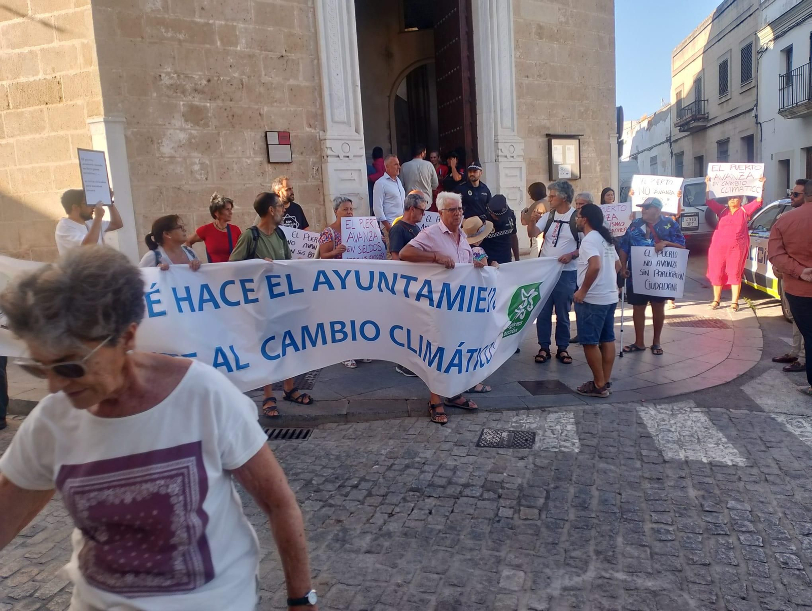 Los manifestantes a la entrada de la sala Hospitalito justo antes de comenzar el evento 'El Puerto avanza'. A la derecha, justo al borde de la foto, el concejal Jesús Garay.
