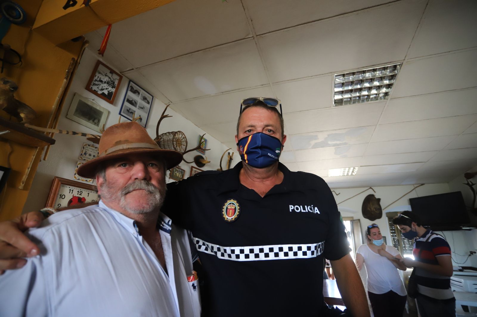 Las imágenes de los vecinos del El Villar volviendo a sus casas tras estabilizarse el incendio de Almonaster la Real