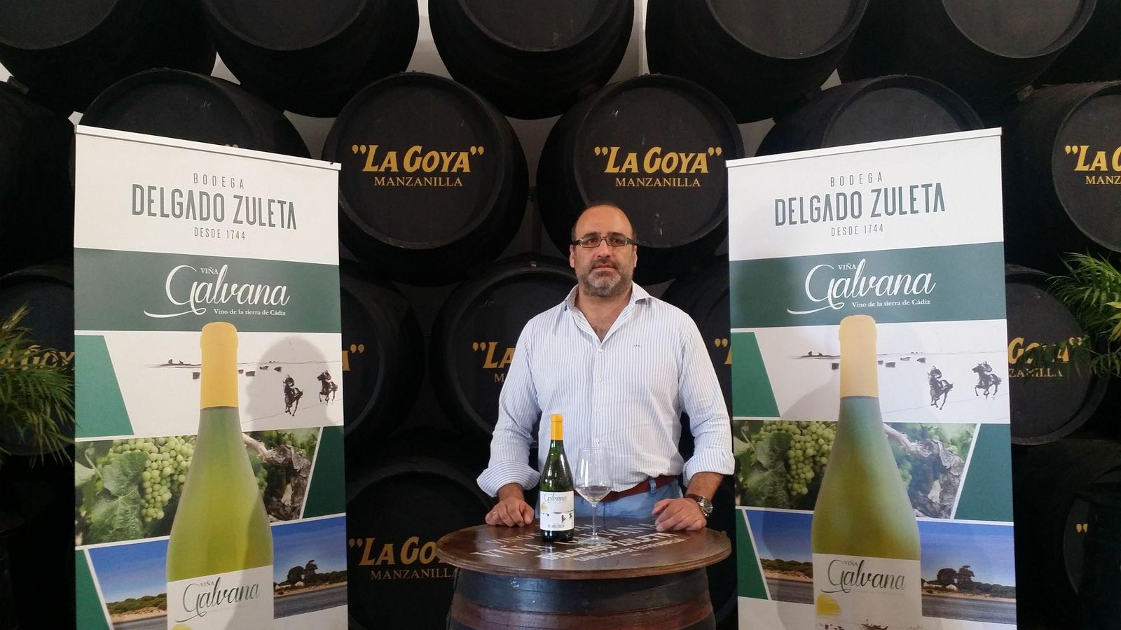 El director comercial de Delgado Zuleta , durante la presentación en la bodega de 'Viña Galvana'.