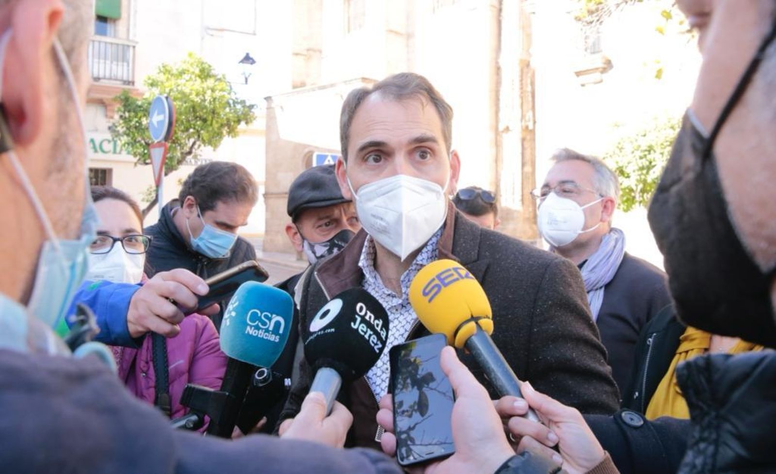 El coordinador andaluz de Unidas Podemos atiende a los medios tras la reunión con los afectados del parque eólico.