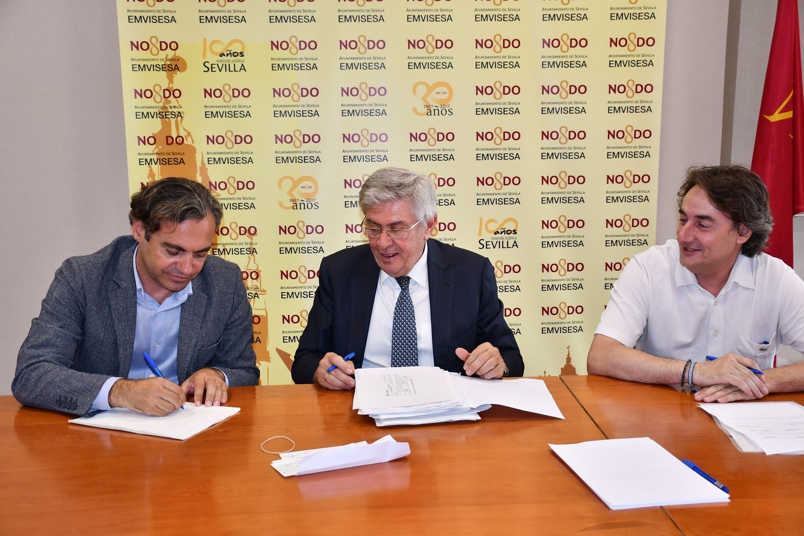 El gerente de Emvisesa, Felipe Castro, firma un documento.