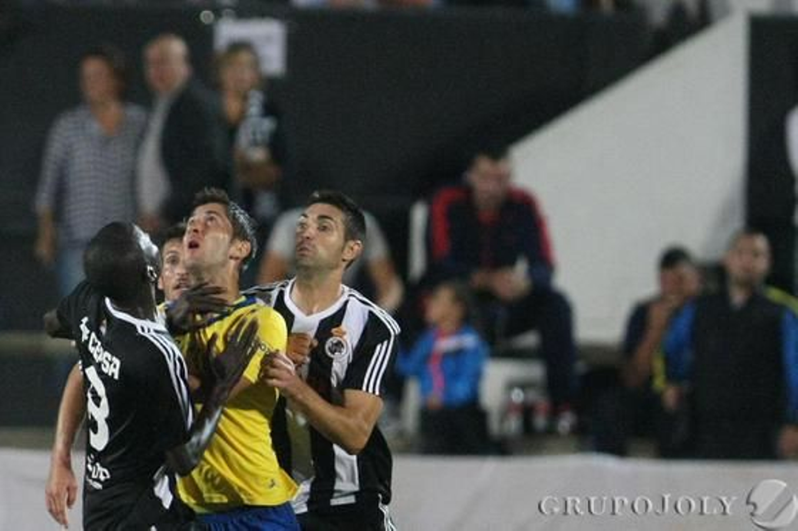 Machado, emparedado entre tres rivales. 

Foto: Paco Guerrero
