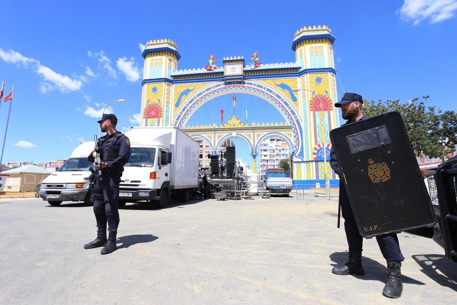 Agentes de la Policía  Nacional apostados ayer en la zona de la portada.