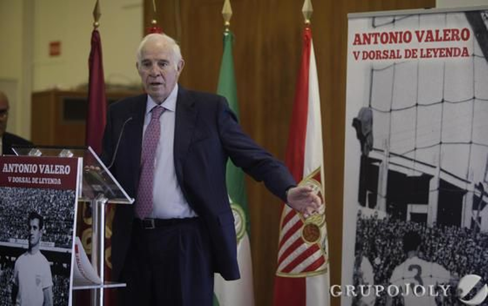 El SevillaFC celebra la jornada, "Dorsal de Leyenda", donde se ha homenajeado a Valero. 

Foto: Antonio Pizarro