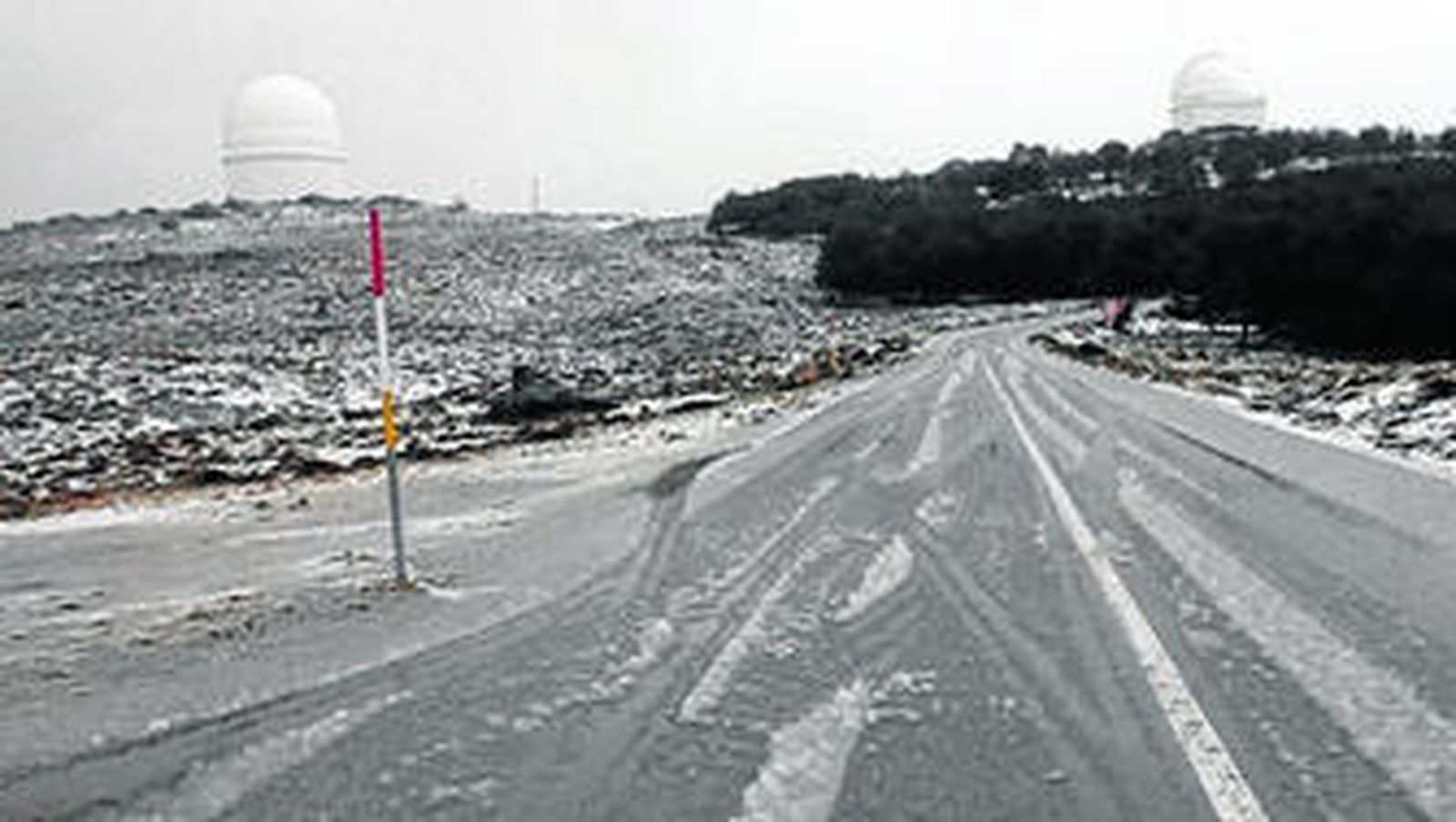 La nieve cubrió ayer la Sierra de los Filabres y dificultó el tránsito a las cotas más altas como el Observatorio.