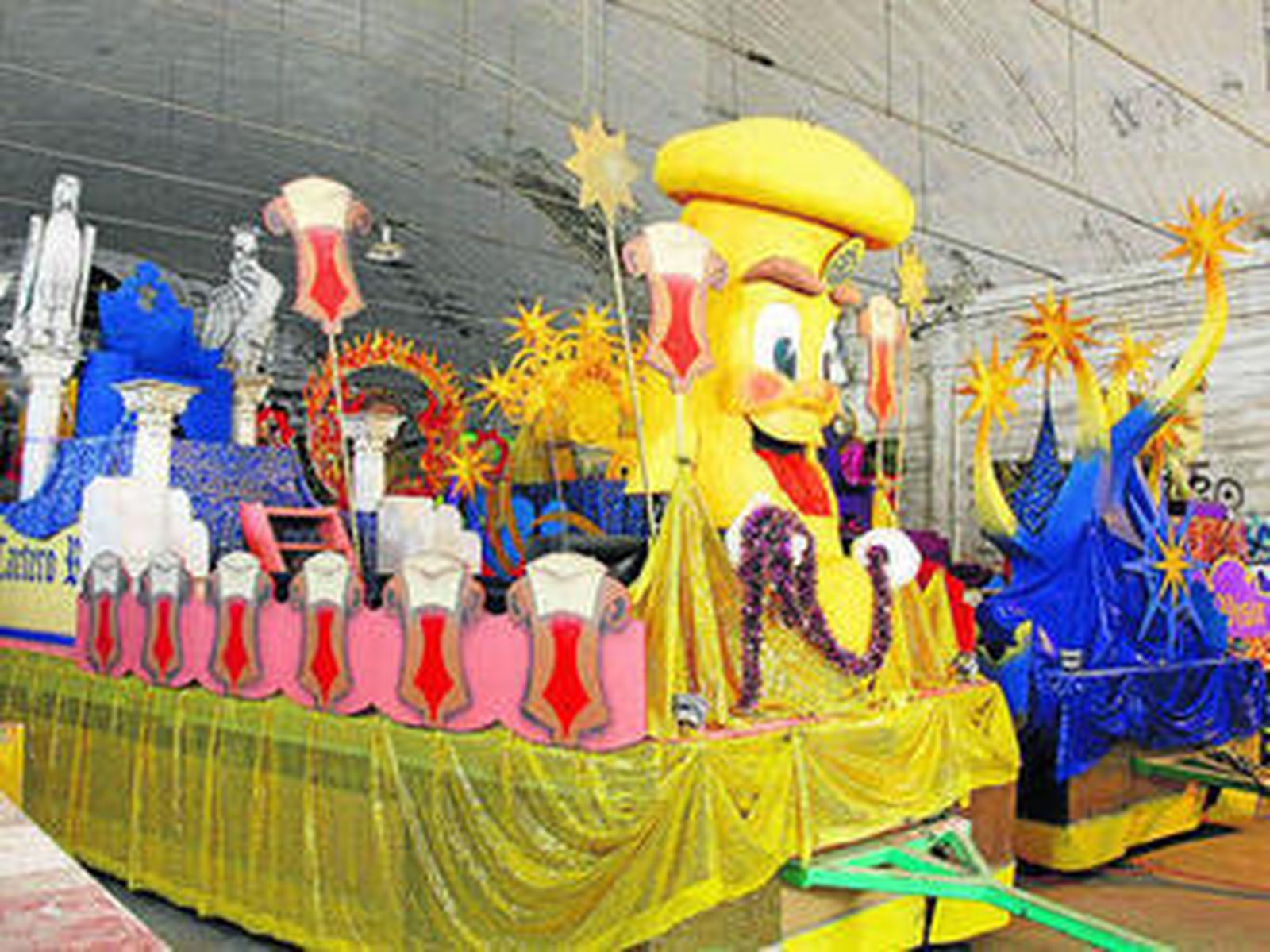 Los Reyes Magos de este año y su séquito, ayer en la nave de la calle Valdés donde aguardan las carrozas hasta la salida de la cabalgata.