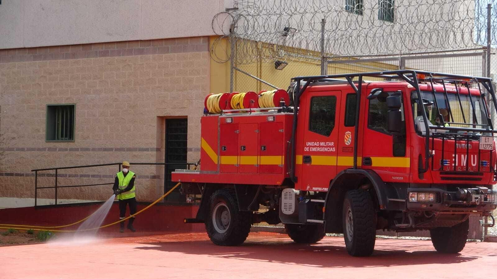 La desinfección de la UME en la cárcel: todas las imágenes