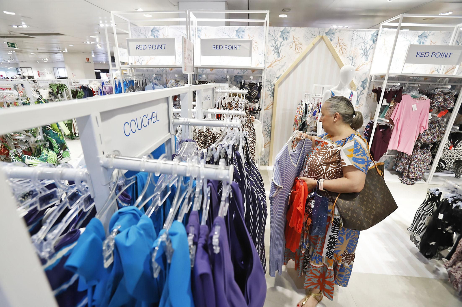 Imágenes del inicio de las Rebajas de verano en Huelva