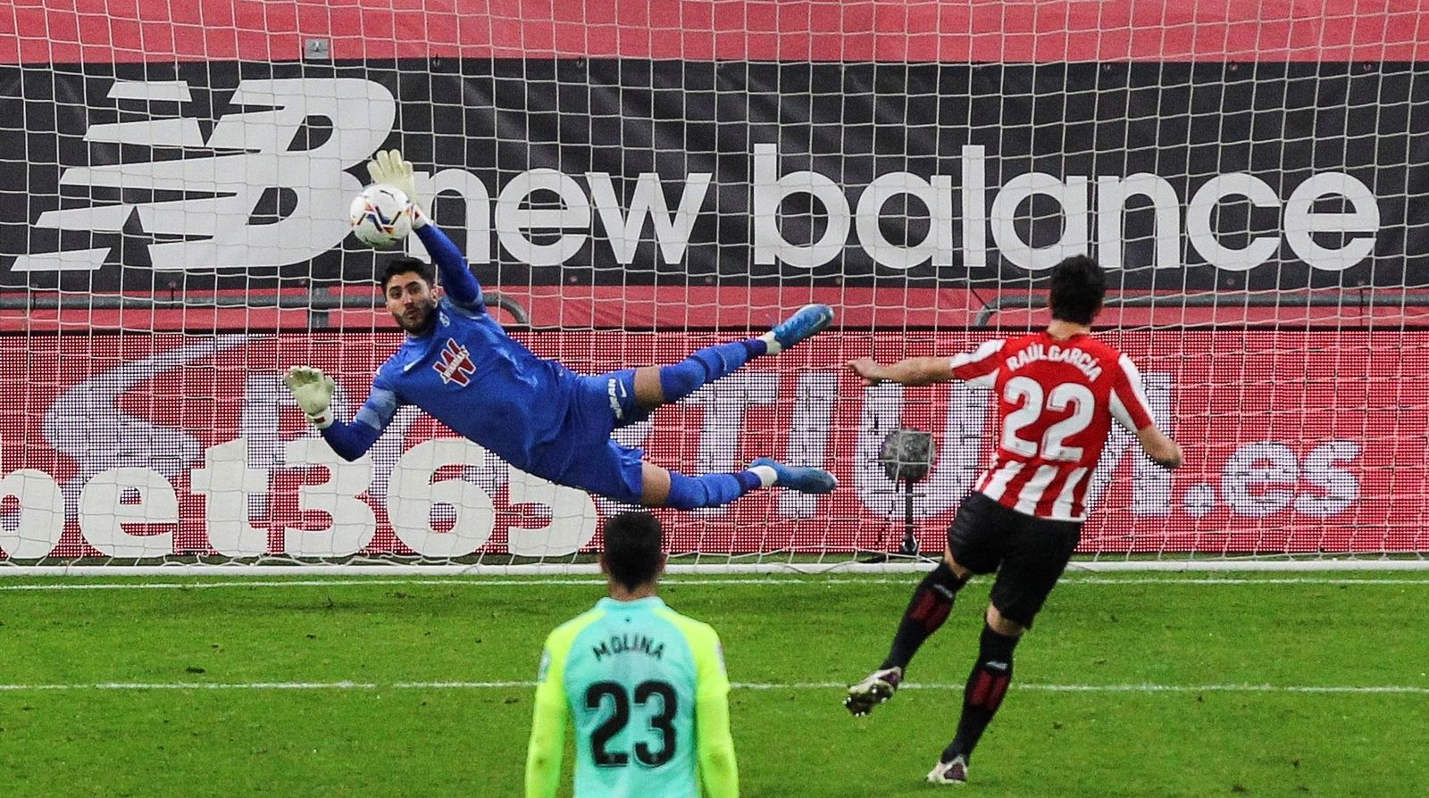 Rui Silva se estira para detener el lanzamiento del penalti.