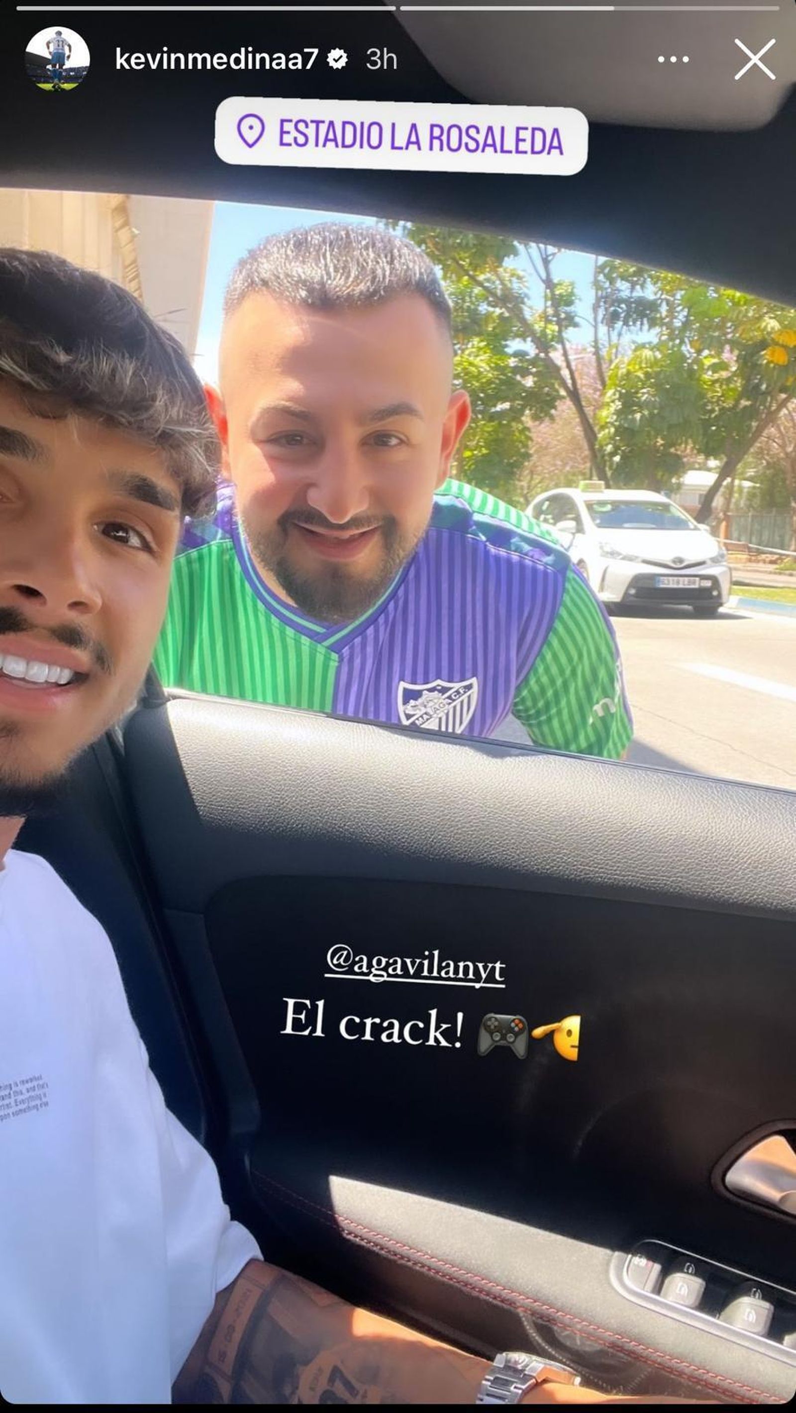 Papi Gavi con Kevin Medina a la salida de La Rosaleda