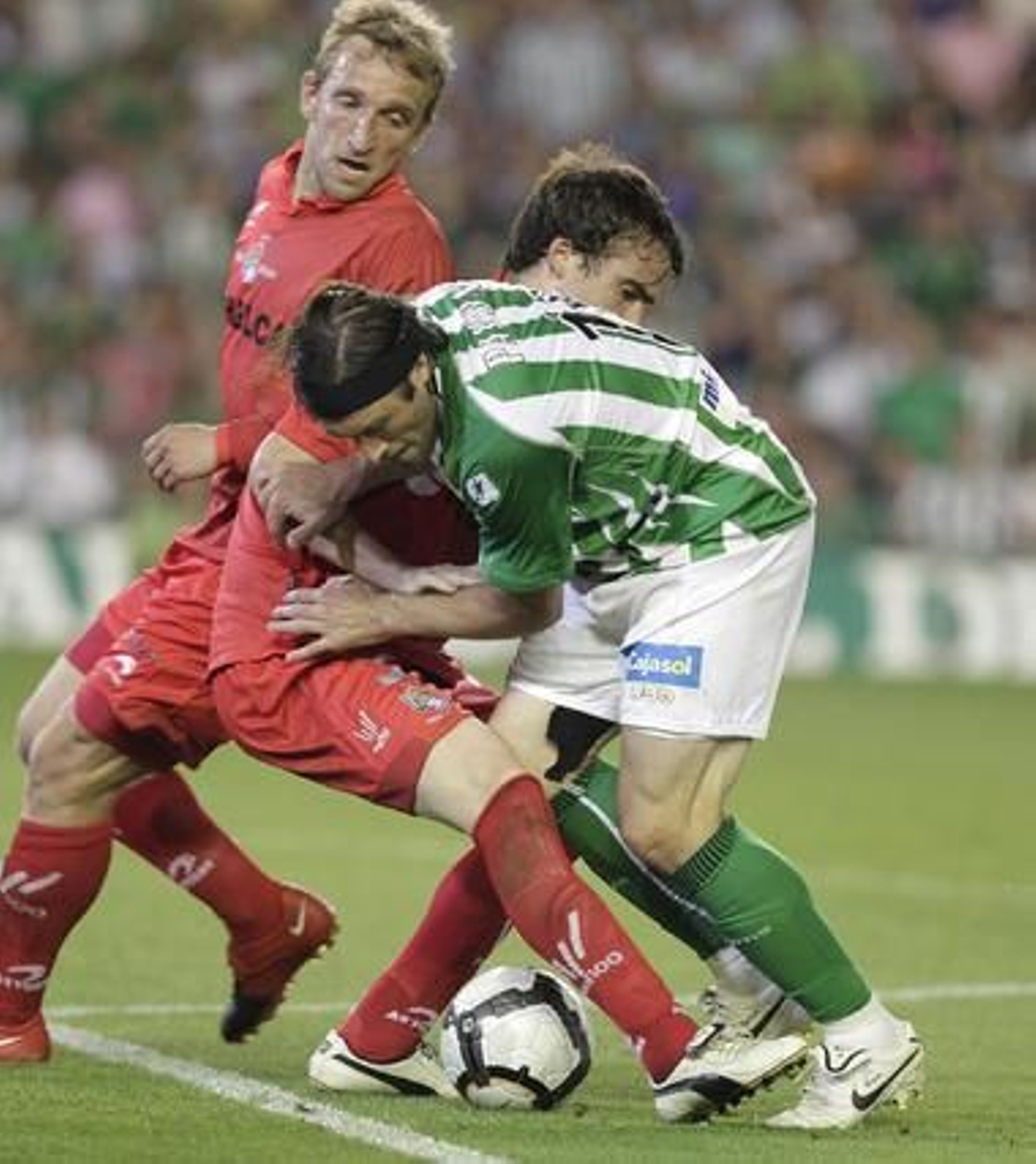 El Betis vuelve a meterse de lleno en la pelea por el ascenso tras ganar a la Real Sociedad. / Antonio Pizarro
