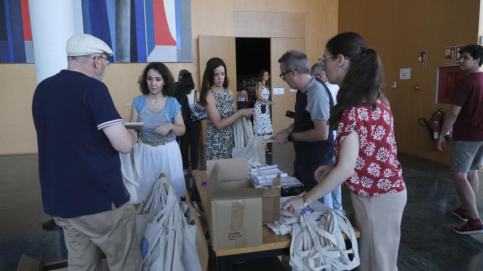 Personal de la UAL durante la recepción de los estudiantes de movilidad