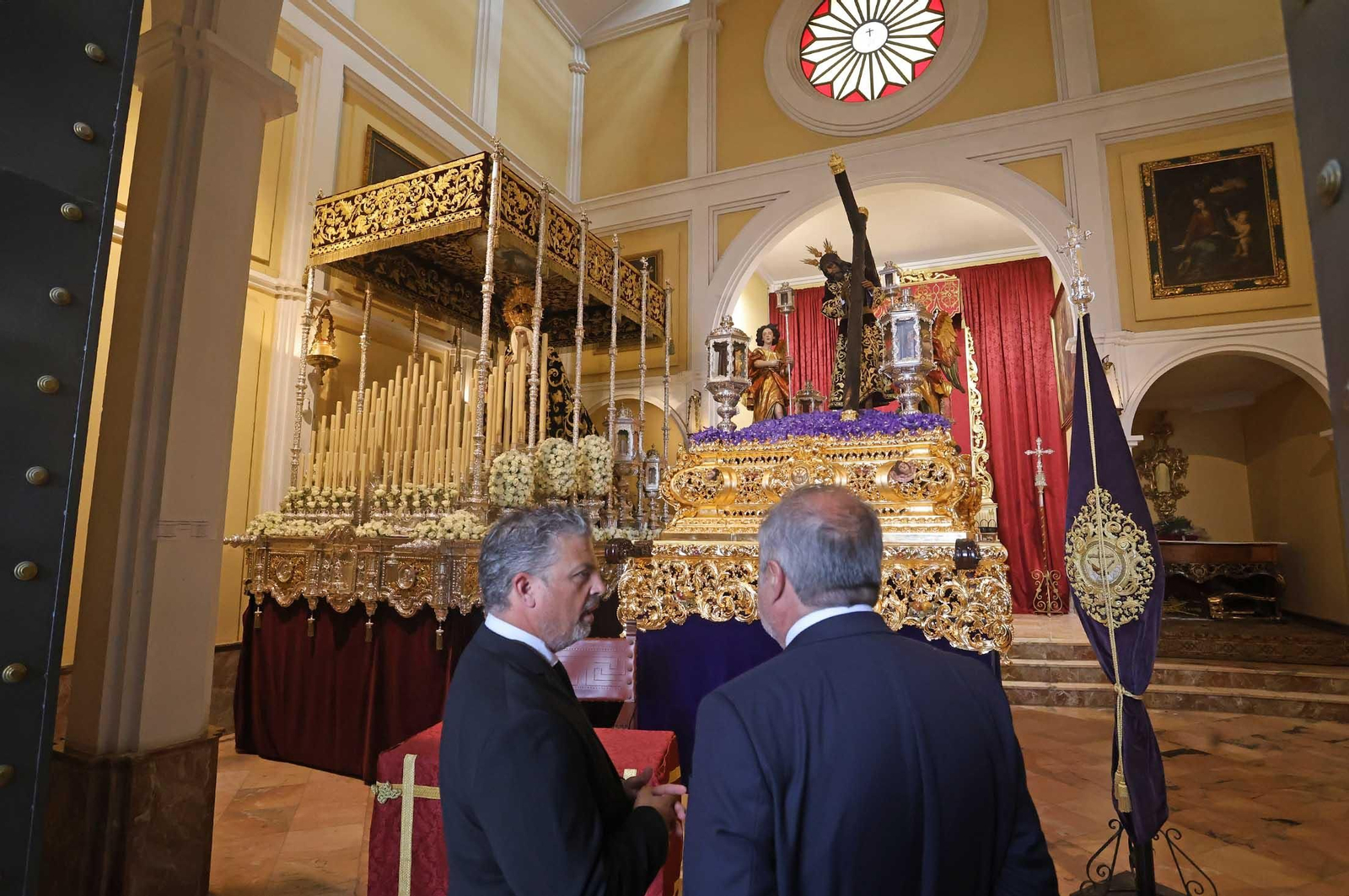 Imágenes de la visita del presidente de la Junta de Andalucía, Juanma Moreno, a la hermandad del Calvario de Huelva