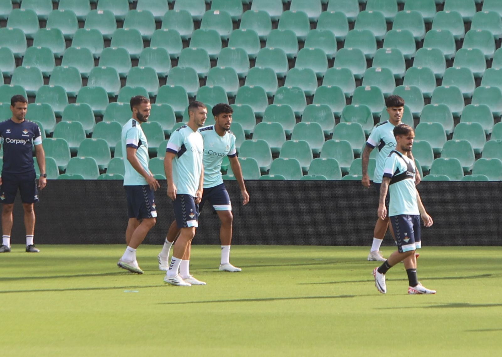 De izquierda a derecha, Pezzella, Guido, Chadi, Juan Cruz y Rodri, ayer.