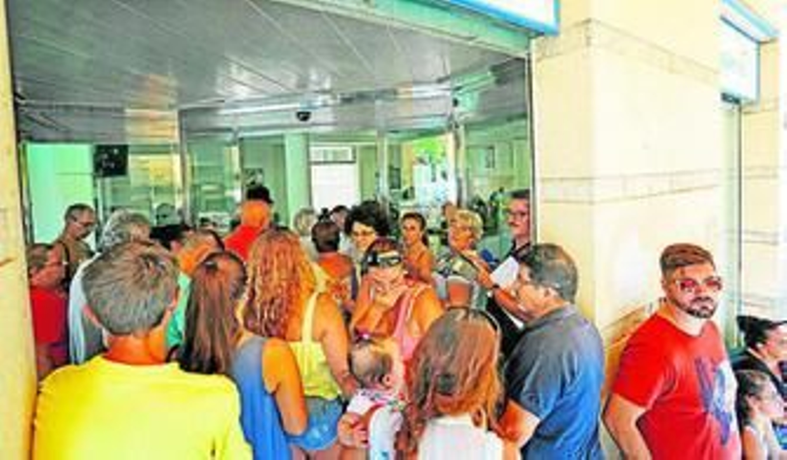 Aspecto que presentaba en la mañana de ayer la oficina de Aqualia.