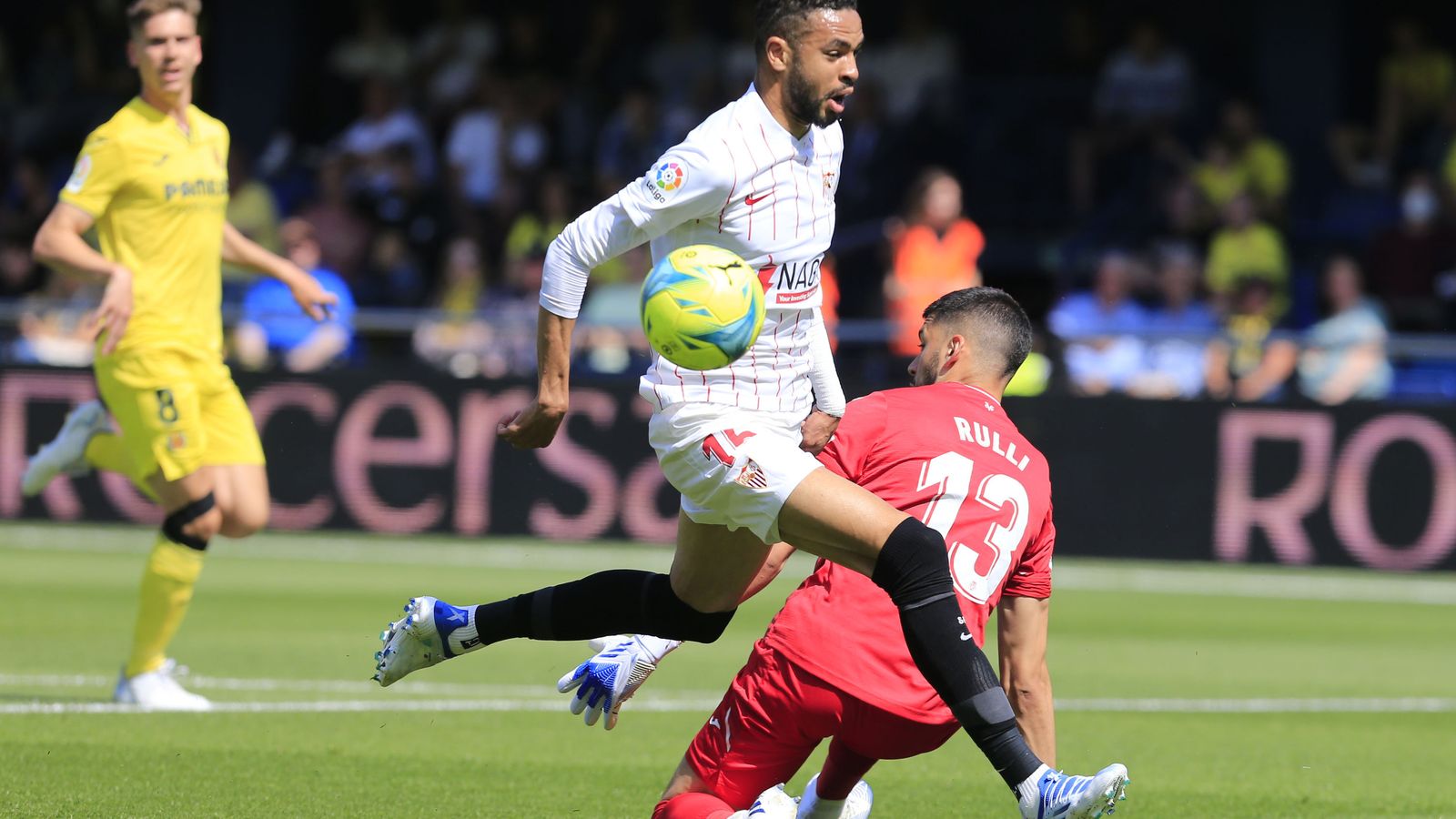 En-Nesyri no puede superar la salida de Rulli en la jugada en la que se pitó fuera de juego.