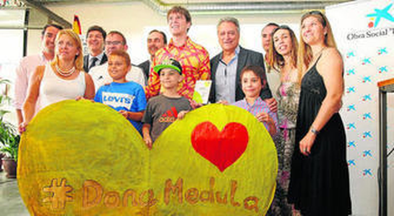 Ojeda junto a los menores participantes en el vídeo musical.