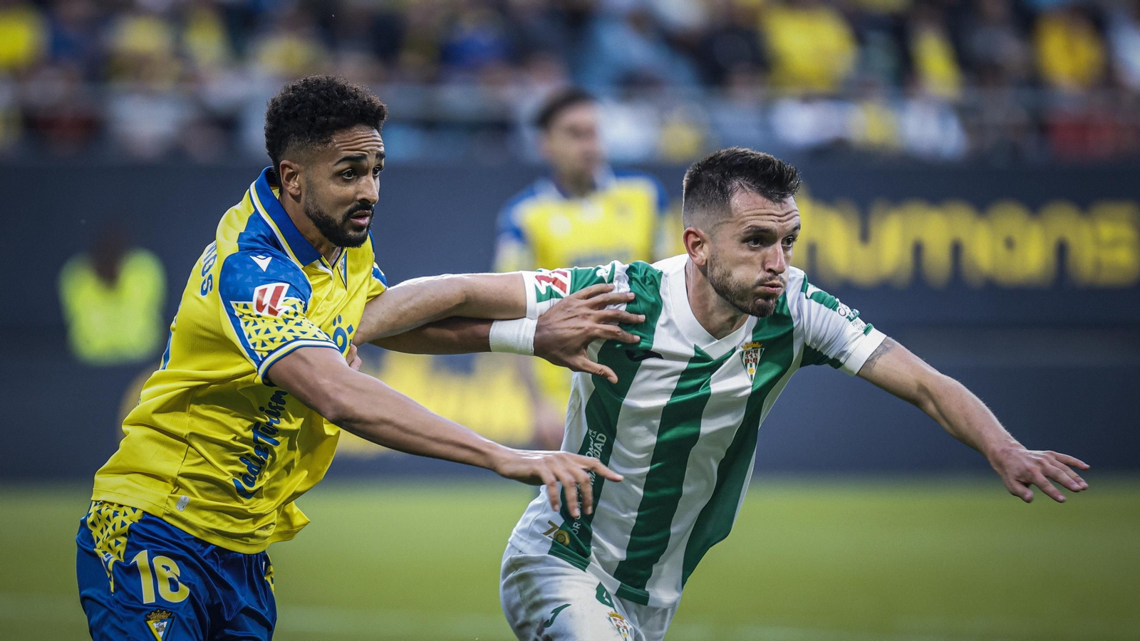 Lapeña pugna por Chris Ramos en el Cádiz - Córdoba CF.