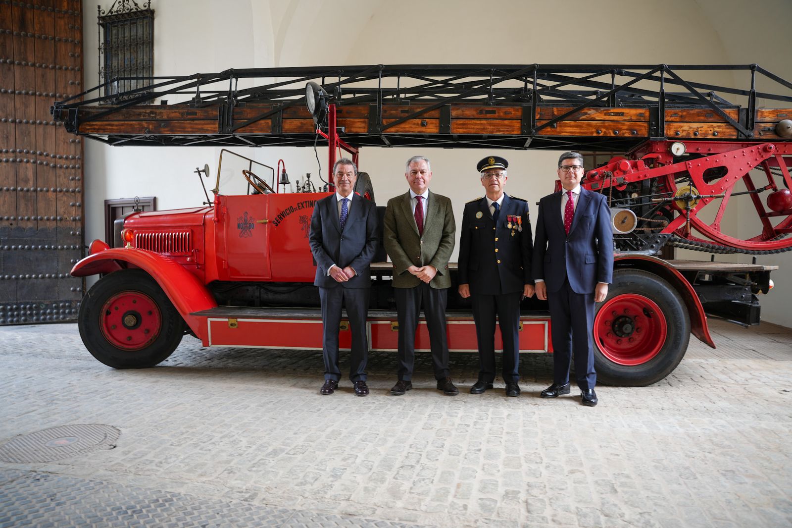 El alcalde anunció una inversión de 15 millones de euros para la mejora de los cuatro parques de bomberos durant el acto.