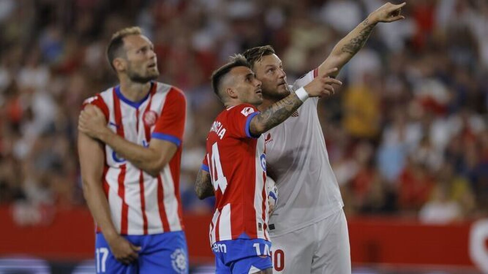 Rakitic y Aleix García observan en el videomarcador la jugada del posible penalti de David López