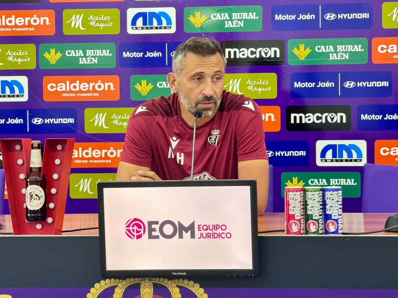 Manolo Herrero atiende a los medios de comunicación en la sala de prensa.