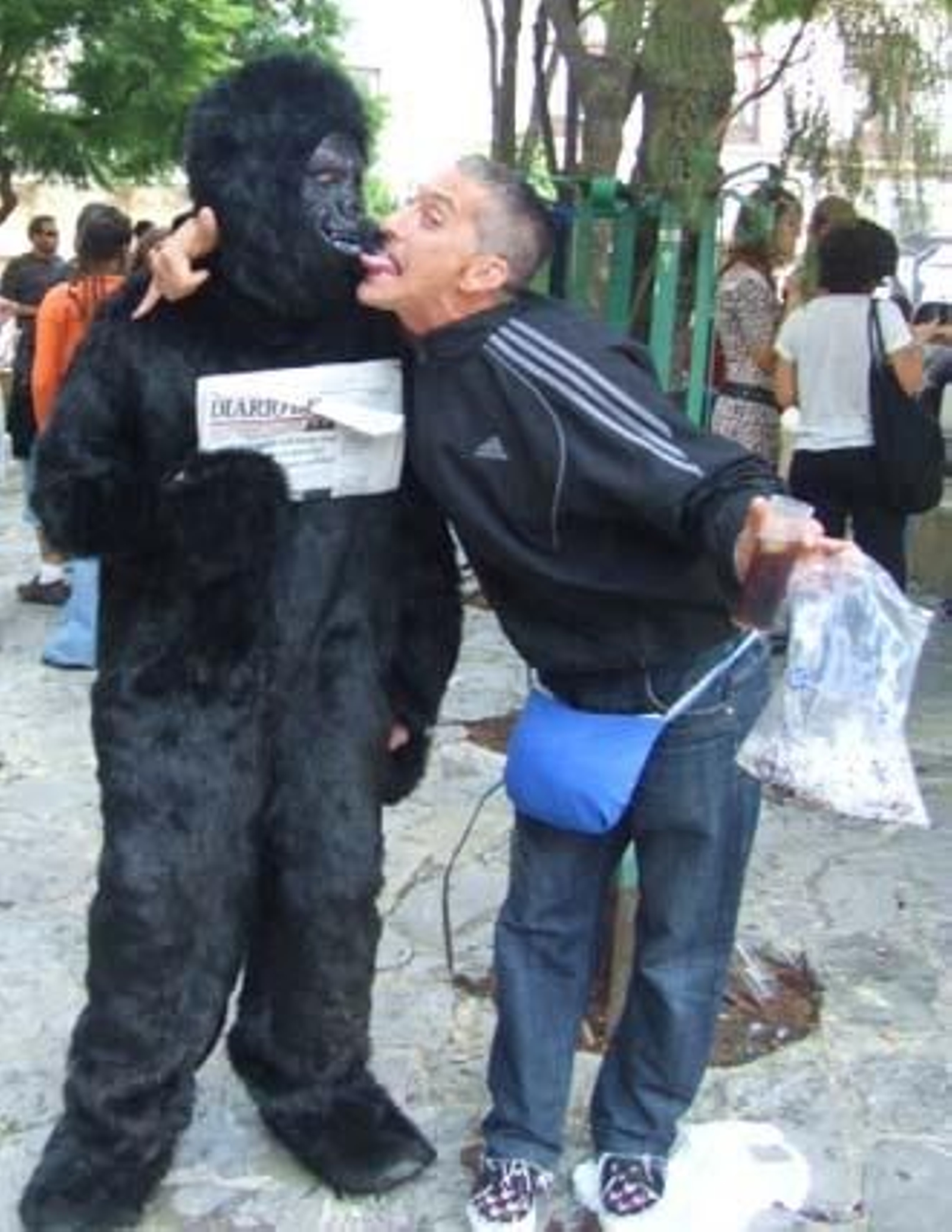 Iba para hombre, pero se quedó en mono. Eso sí, un mono muy leído, que va con su Diario a todas partes. Si te encontraste con nuestro particular monkey el sábado, búscate en esta galería. 

Foto: Senda