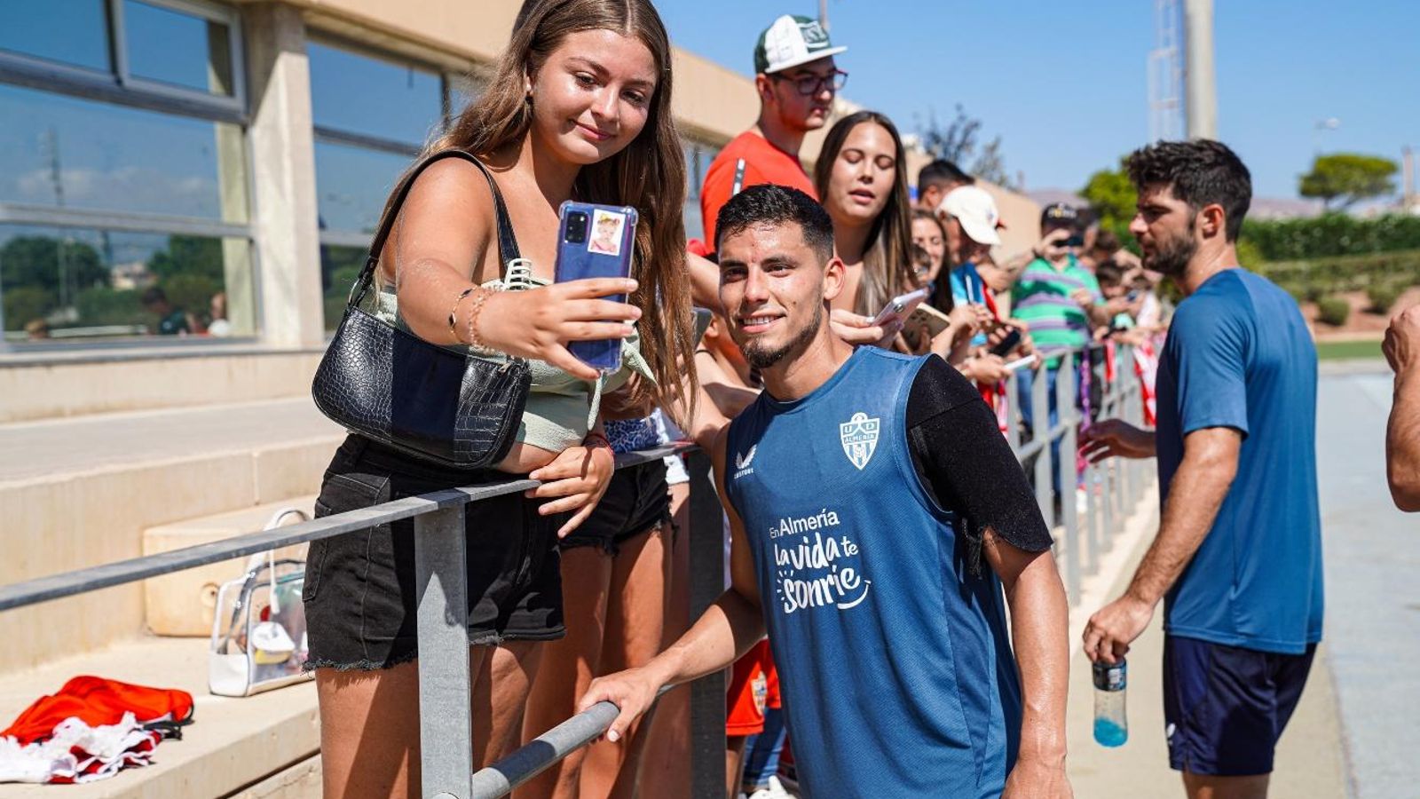 Lucas Robertone, con la protección de su hombro, se fotografía con una aficionada rojiblanca. Lucas Robertone, con la protección de su hombro, se fotografía con una aficionada rojiblanca.